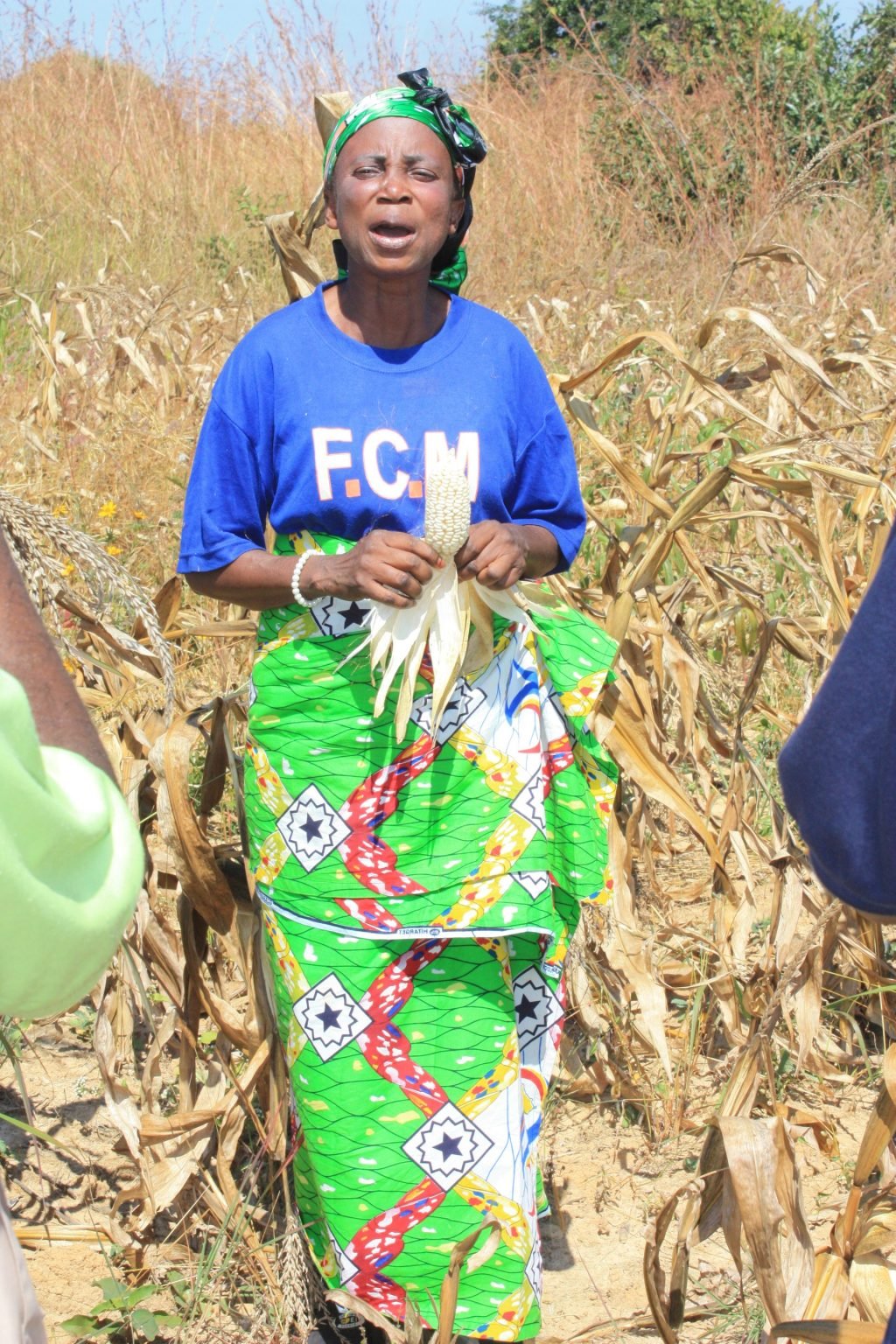 Des femmes de la Fondation Calixte Munana au travail dans un champ communautaire