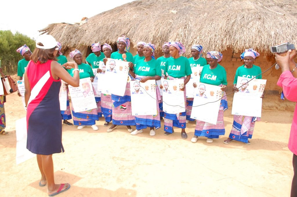 Séance de sensibilisation à la santé reproductive menée en village par la Fondation Calixte Munana