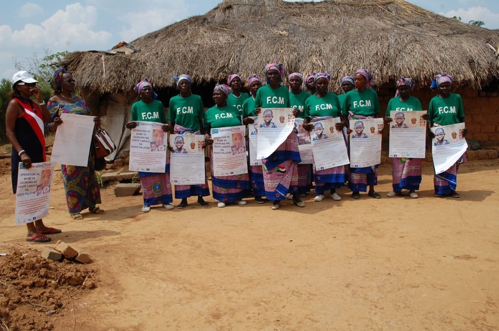 Campagne de sensibilisation au VIH menée en milieu rural par la Fondation Calixte Munana